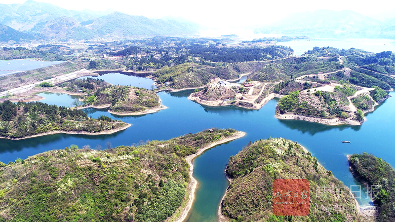 图片新闻 >> 正文 富水湖原名富水水库,面积达80平方公里, 库容17.