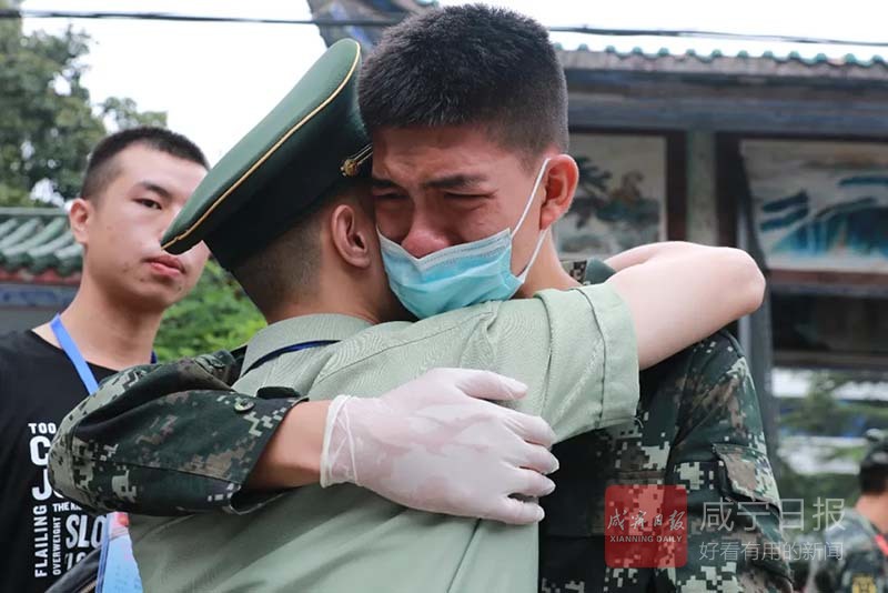 图文：武警战士退伍返乡