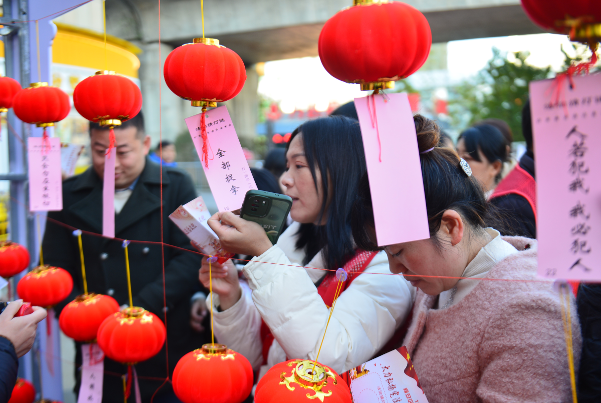 图文：宪法游园会 “宪”身说“法”