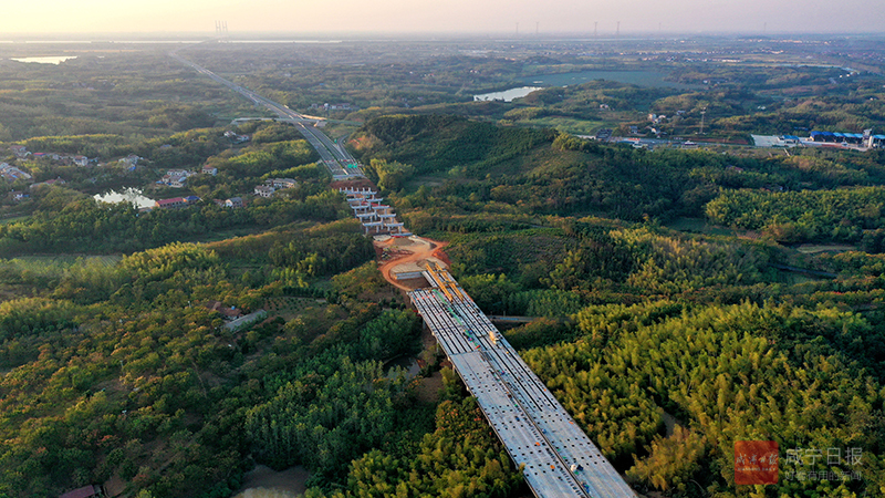 图文：赤壁长江公路大桥东延段高速公路加紧施工