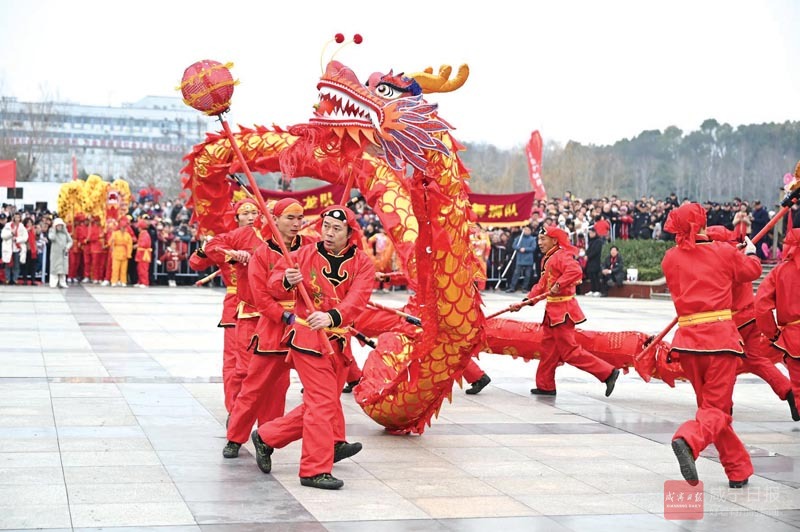 组图：龙狮共舞闹元宵
