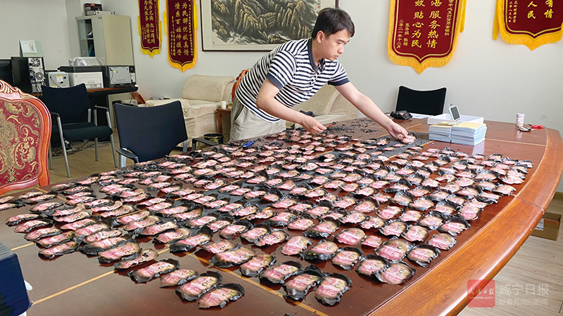 图文：老人5万积蓄被烧 银行全力挽回损失