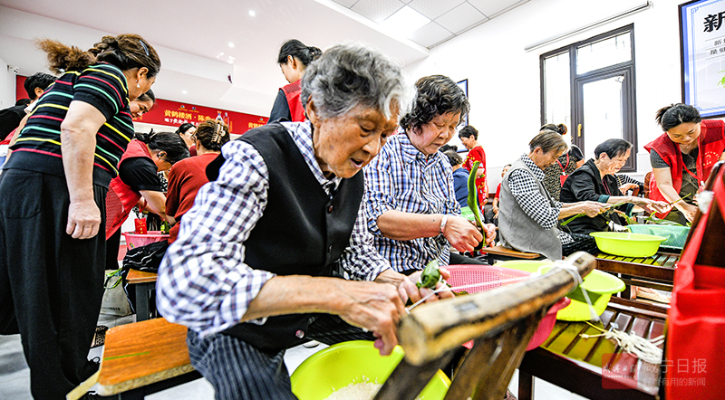 图文：巧手包粽暖邻里