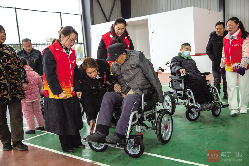 图文：崇阳60名残疾人获赠电动轮椅
