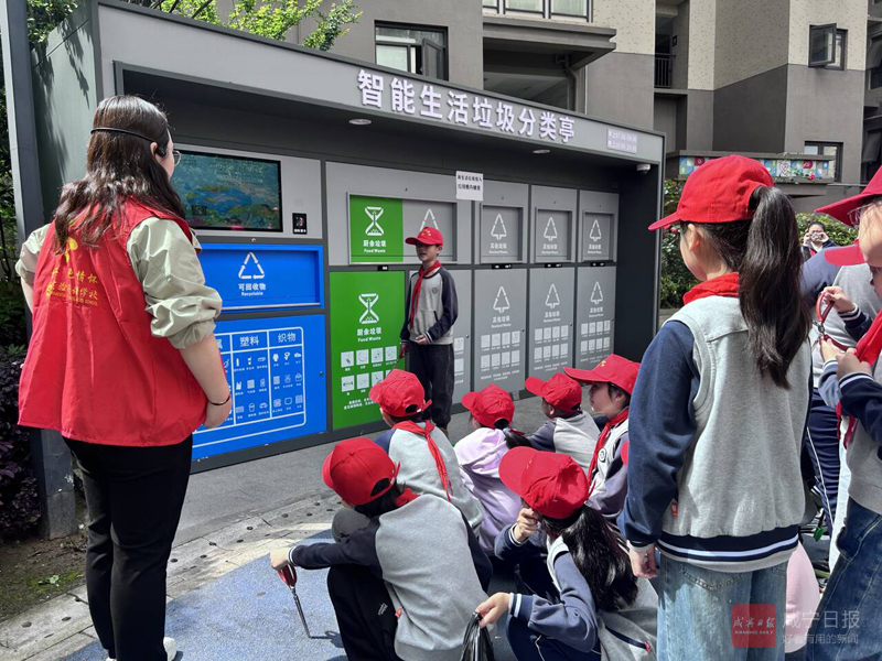 图文：红领巾学雷锋 共筑文明风