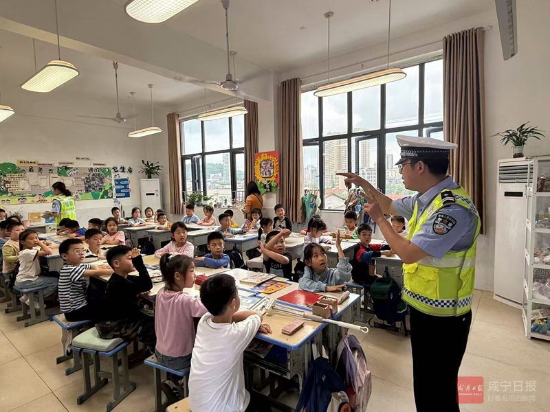 图文：警心护校园 平安伴童行