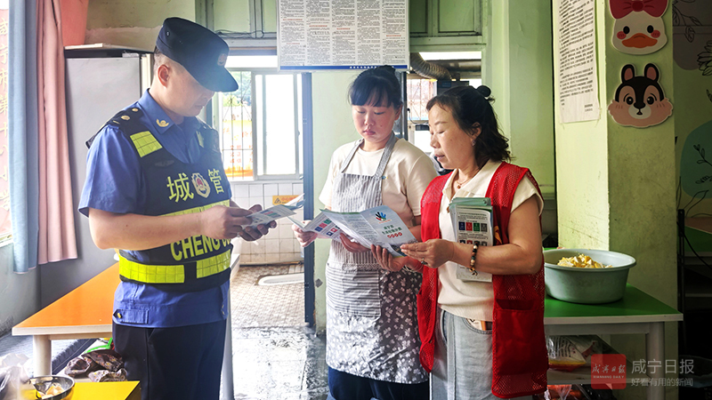 图文：入户宣传零距离 垃圾分类入人心