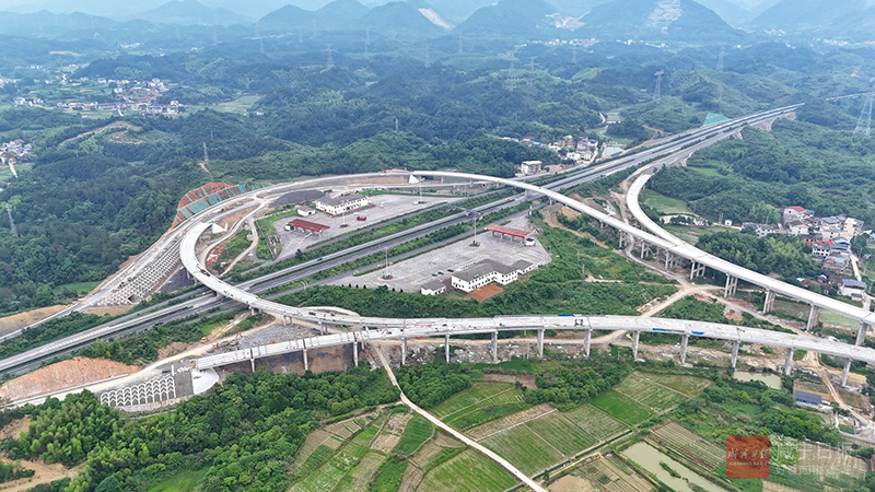 图文：咸宁南外环高速公路高赛枢纽互通见雏形