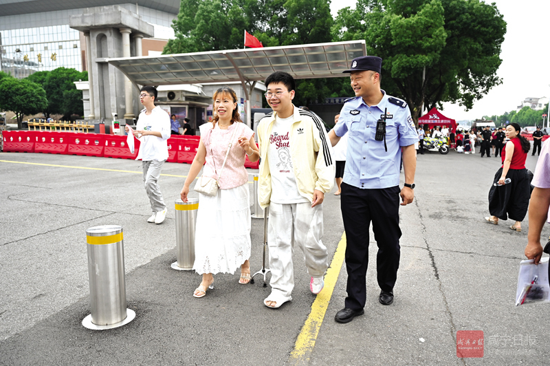 组图：咸宁高考首日直击——全城“花式”应援，为青春梦想护航