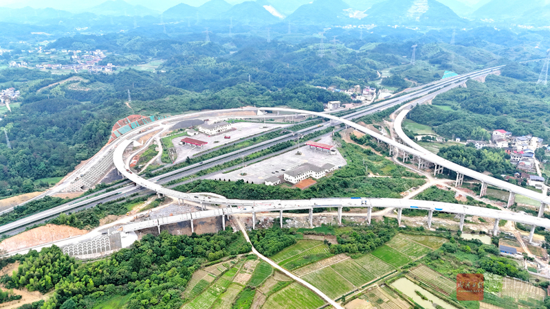图文：咸宁南外环高速公路高赛枢纽互通见雏形