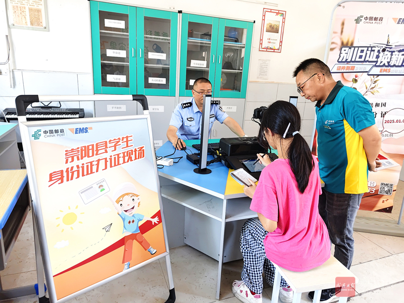 图文：“办证窗口”搬进校园
