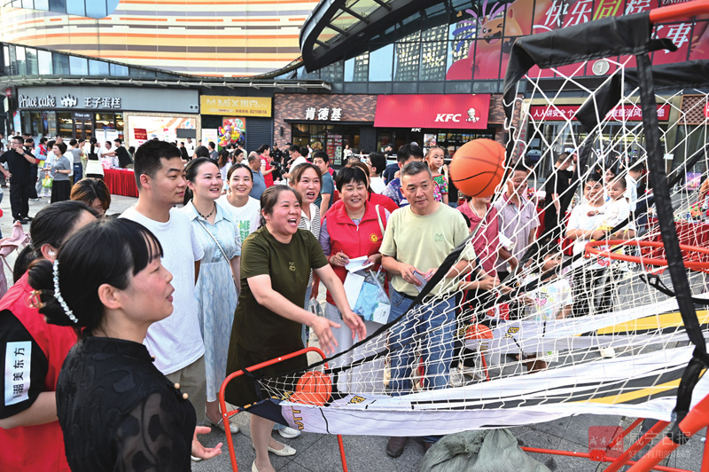 图文：文明集市进社区