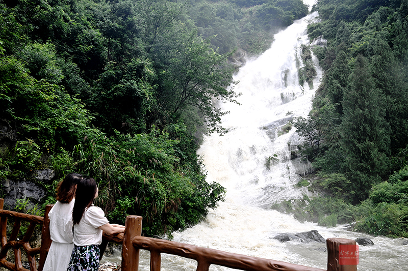 图文：雨后黄袍瀑布壮美