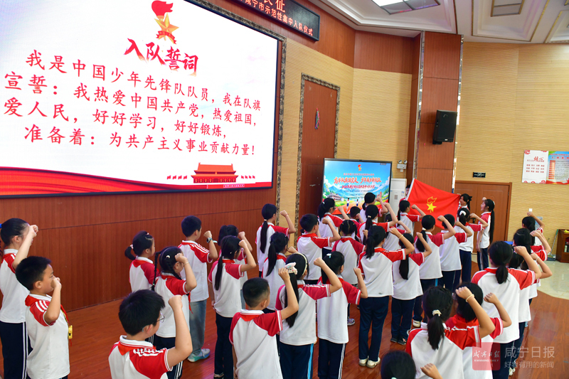 图文：光荣入队
