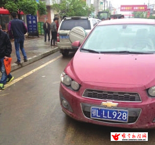 咸安一假牌照车被真牌照车主逮个正着(组图) - 咸宁新闻网