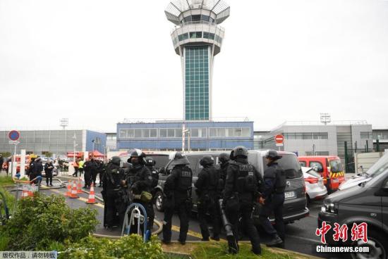 当地时间3月18日袭击事件发生后,武装人员在机场执勤。 当地时间3月18日袭击事件发生后,武装人员在机场执勤。