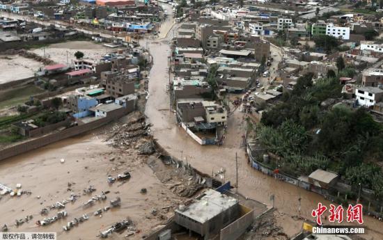 当地时间3月17日,秘鲁首都利马Huachipa区,航拍强降雨引发的洪灾和泥石流给当地造成的巨大破坏。 当地时间3月17日,秘鲁首都利马Huachipa区,航拍强降雨引发的洪灾和泥石流给当地造成的巨大破坏。