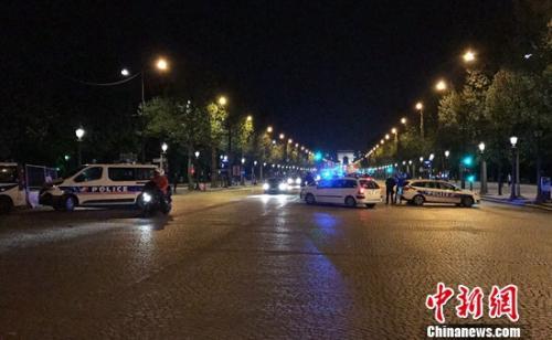 图为警方封锁通往香榭丽舍大道周边地带。龙剑武 摄 图为警方封锁通往香榭丽舍大道周边地带。龙剑武 摄