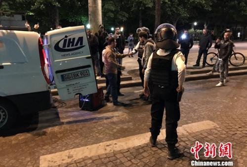 图为警方在香榭丽舍大道周边地带盘查。龙剑武 摄 图为警方在香榭丽舍大道周边地带盘查。龙剑武 摄