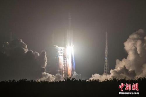 中国自主研制的首艘货运飞船“天舟一号”于4月20日晚间19时41分在海南文昌航天发射场成功发射升空。骆云飞 摄 中国自主研制的首艘货运飞船“天舟一号”于4月20日晚间19时41分在海南文昌航天发射场成功发射升空。骆云飞 摄