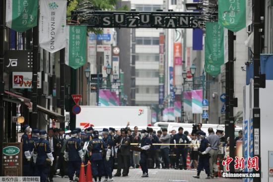 在这起抢劫案发生前一天,日本福冈市中央区的停车场发生一起抢劫案。涉案金额高达3.84亿日元(约合人民币2419万人民币),是日本战后现金抢劫案最大金额案件。 在这起抢劫案发生前一天,日本福冈市中央区的停车场发生一起抢劫案。涉案金额高达3.84亿日元(约合人民币2419万人民币),是日本战后现金抢劫案最大金额案件。