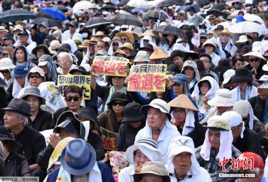 集会民众通过决议,要求日本和美国政府向受害者家属及全体冲绳县民道歉、彻底关闭美军普天间基地而不是在冲绳异地重建、彻底修改《日美地位协定》。 集会民众通过决议,要求日本和美国政府向受害者家属及全体冲绳县民道歉、彻底关闭美军普天间基地而不是在冲绳异地重建、彻底修改《日美地位协定》。
