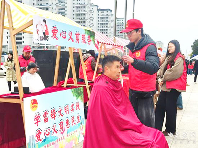 通山县涌动“志愿红”.jpg