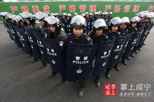 咸安巡特警大队防暴协警首次亮相演练获高度赞扬